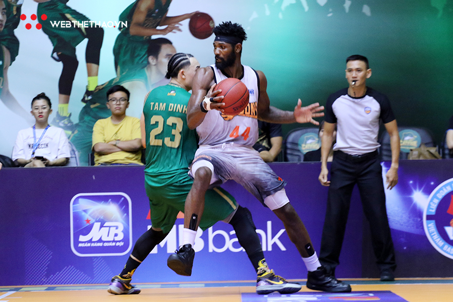 Anthony January và lựa chọn giày thi đấu kỳ lạ với những đôi Air Force 1 Anthony January và lựa chọn giày thi đấu kỳ lạ với những đôi Air Force 1